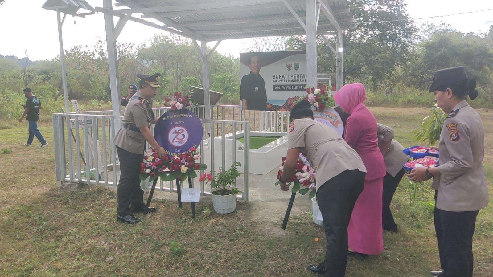 Kenang Jasa Pahlawan, Kapolres Mabar Tabur Bunga Di Tmp Manggarai Barat 