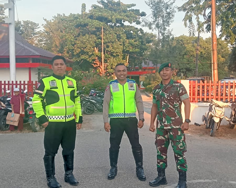 TNI-Polri Bersinergi Amankan Sholat Idul Adha 1445 H Yang Digelar Terpusat Dilapangan Pahlawan Waingapu