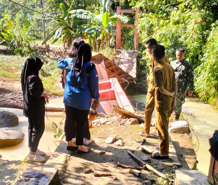 Banjir Waykalam Hayutkan Jembatan Penghubung Pedukuhan Kalam