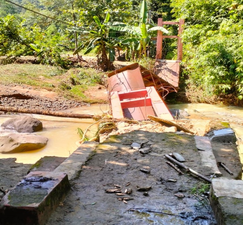 Banjir Waykalam Hayutkan Jembatan Penghubung Pedukuhan Kalam