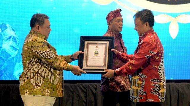 Pemdaprov Jabar Terima Penghargaan The Best Regional Champion 2024