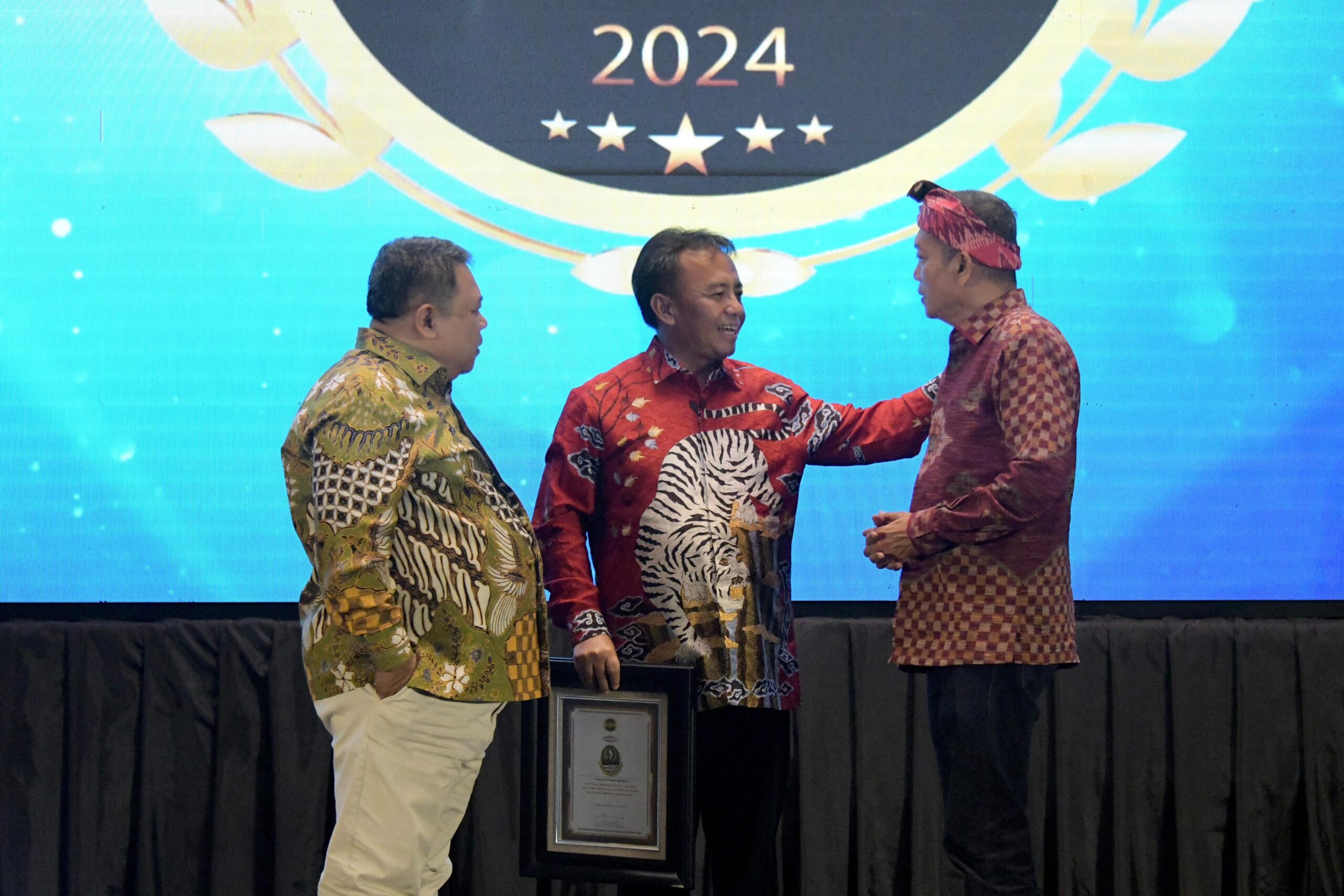 Pemdaprov Jabar Terima Penghargaan The Best Regional Champion 2024