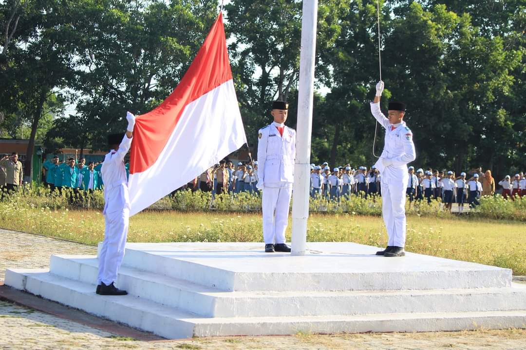Dukung Penghijauan Kodim 1601/Sumba Timur Melaksanakan Karya Bakti Penanaman Pohon.
SERGAP.CO.ID
SUMBA TIMUR,||Dalam rangka untuk menjaga kelestarian alam, Personil Kodim 1601/Sumba Timur bersama PT MSM, ISSF Jakarta,aparat Desa Patawang,dan warga masyarakat, melaksanakan Penghijauan berupa penanaman pohon Pohon jambu kristal, Pohon trambesi, Pohon jambu mente, Pohon nangka,dan Pohon mangga bertempat di Desa Patawang, Kecamatan Rindi, Kabupaten Sumba Timur, Sabtu (01/06/2024).
Pasilog Kodim 1601/Sumba Timur Letda INF Nikolas KS., yang mewakili Dandim 1601/ Sumba Timur dalam kesempatan tersebut menyampaikan, kegiatan penghijauan atau penanaman pohon ini, dilaksanakan bertujuan untuk mencapai masyarakat harmonis dan sejahtera. Hal ini, sekaligus untuk mendukung program penghijauan dan karya bakti yang telah dicanangkan oleh TNI serta pemerintah.
Harapannya, melalui penghijauan dan penanaman pohon ini, dapat memberikan manfaat bagi warga masyarakat serta juga untuk keseimbangan dan kelestarian alam, ujarnya.
Adapun yang hadir dalam pelaksanaan kegiatan penanaman pohon tersebut, Dandim 1601/Sumba Timur diwakili Danramil 1601-02/Rindi Umalulu beserta anggota Kodim,Pimpinan Humas PT MSM, Pimpinan Fasilitator penghijauan ISSF Jakarta, Kepala Desa Patawang, Agrowisata Desa Patawang,dan jemaat Gereja kemah Injil Mirioado Patawang.(Pendim 1601/ST).
(MSS**)