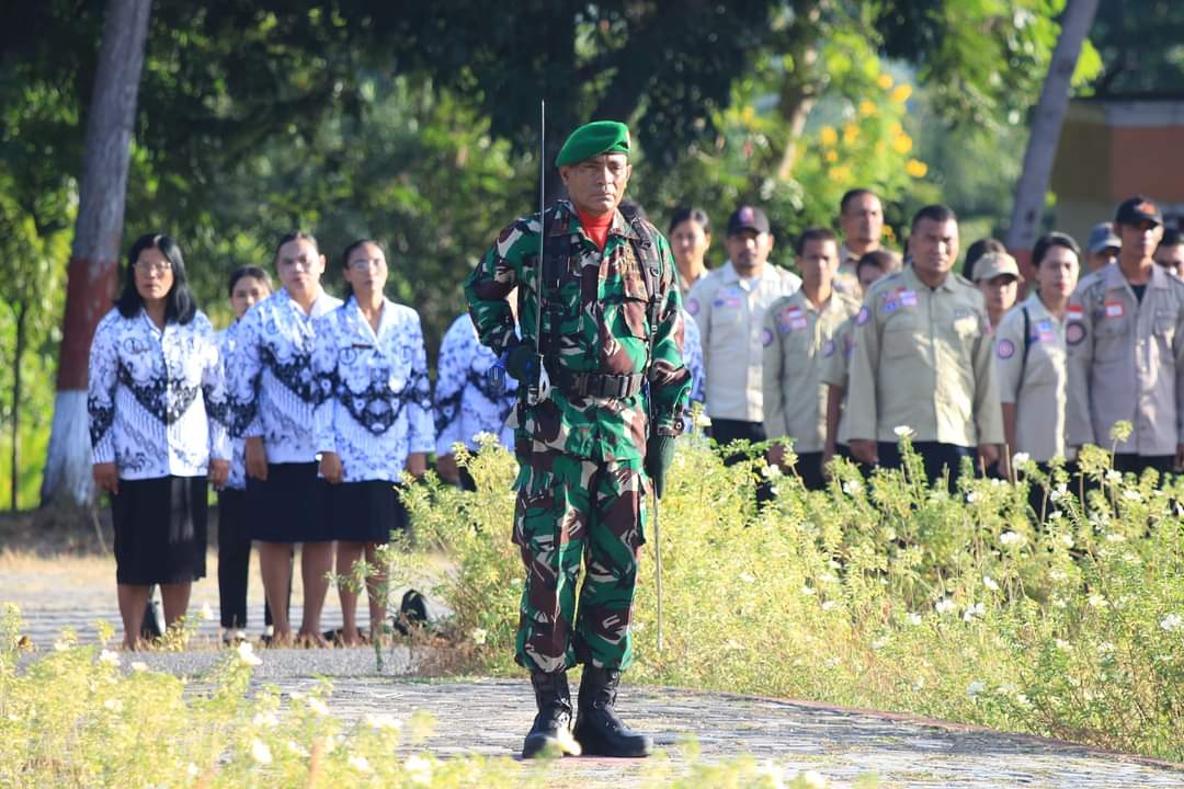 Dukung Penghijauan Kodim 1601/Sumba Timur Melaksanakan Karya Bakti Penanaman Pohon.
SERGAP.CO.ID
SUMBA TIMUR,||Dalam rangka untuk menjaga kelestarian alam, Personil Kodim 1601/Sumba Timur bersama PT MSM, ISSF Jakarta,aparat Desa Patawang,dan warga masyarakat, melaksanakan Penghijauan berupa penanaman pohon Pohon jambu kristal, Pohon trambesi, Pohon jambu mente, Pohon nangka,dan Pohon mangga bertempat di Desa Patawang, Kecamatan Rindi, Kabupaten Sumba Timur, Sabtu (01/06/2024).
Pasilog Kodim 1601/Sumba Timur Letda INF Nikolas KS., yang mewakili Dandim 1601/ Sumba Timur dalam kesempatan tersebut menyampaikan, kegiatan penghijauan atau penanaman pohon ini, dilaksanakan bertujuan untuk mencapai masyarakat harmonis dan sejahtera. Hal ini, sekaligus untuk mendukung program penghijauan dan karya bakti yang telah dicanangkan oleh TNI serta pemerintah.
Harapannya, melalui penghijauan dan penanaman pohon ini, dapat memberikan manfaat bagi warga masyarakat serta juga untuk keseimbangan dan kelestarian alam, ujarnya.
Adapun yang hadir dalam pelaksanaan kegiatan penanaman pohon tersebut, Dandim 1601/Sumba Timur diwakili Danramil 1601-02/Rindi Umalulu beserta anggota Kodim,Pimpinan Humas PT MSM, Pimpinan Fasilitator penghijauan ISSF Jakarta, Kepala Desa Patawang, Agrowisata Desa Patawang,dan jemaat Gereja kemah Injil Mirioado Patawang.(Pendim 1601/ST).
(MSS**)