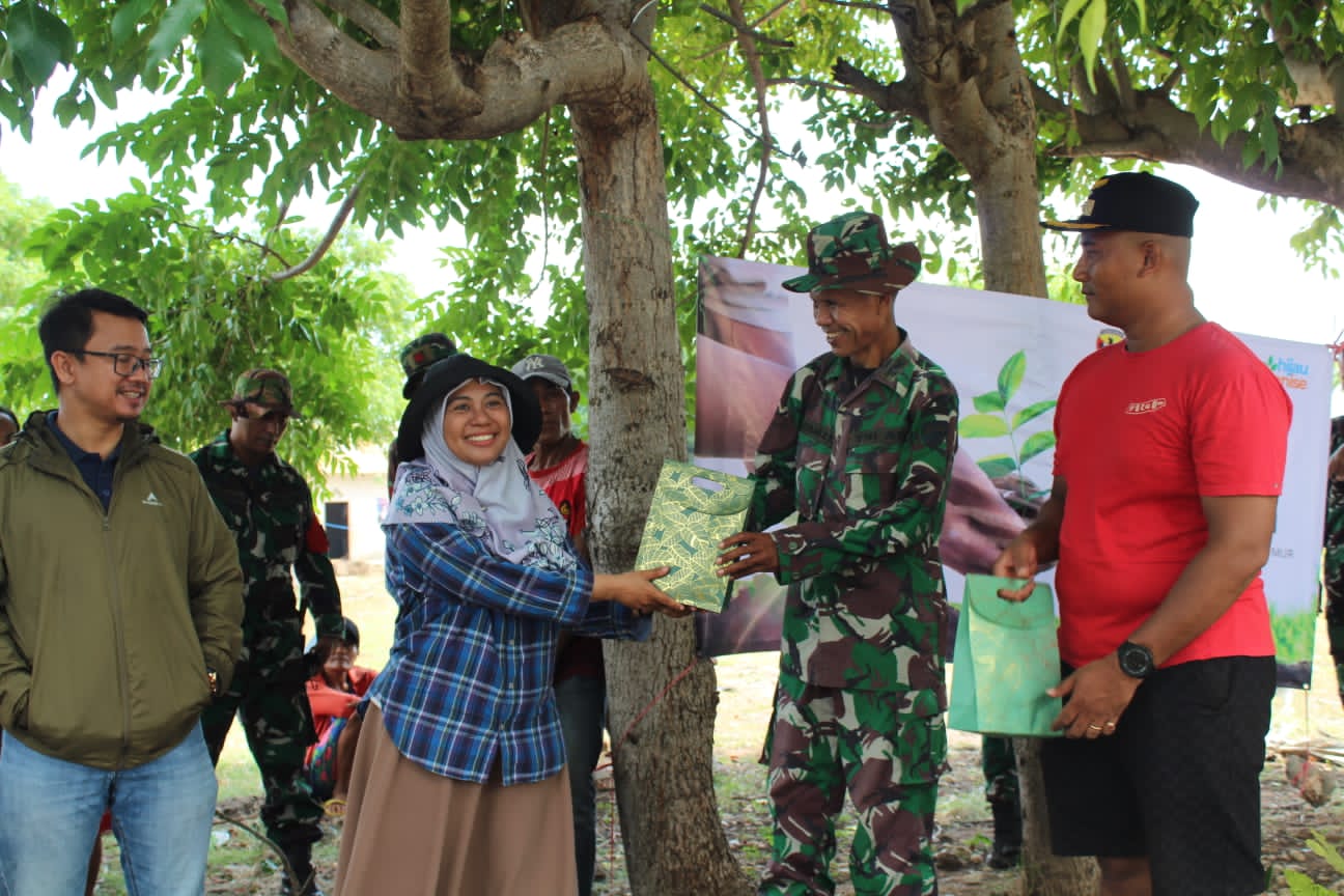 Dukung Penghijauan Kodim 1601/Sumba Timur Melaksanakan Karya Bakti Penanaman Pohon