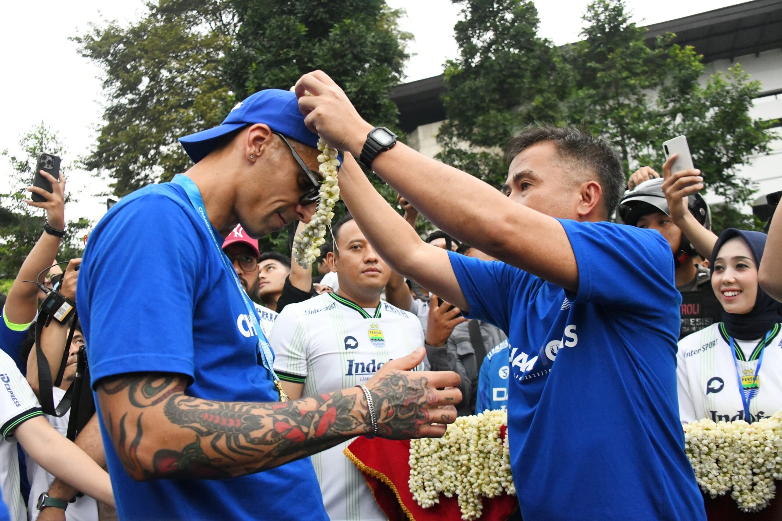 Wakili Masyarakat Jabar, Bey Machmudin Terima Tropi Juara Persib Bandung