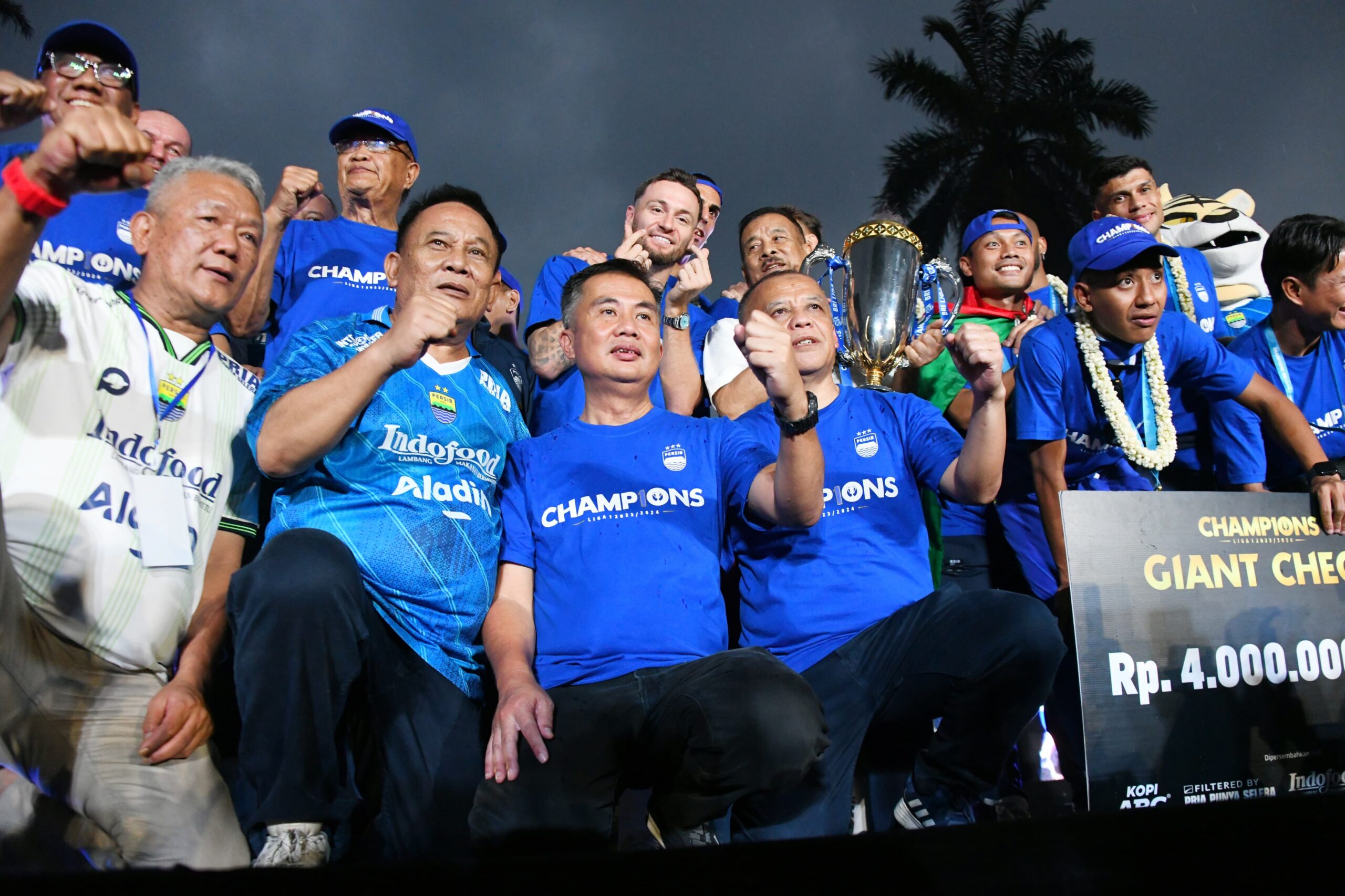 Wakili Masyarakat Jabar, Bey Machmudin Terima Tropi Juara Persib Bandung