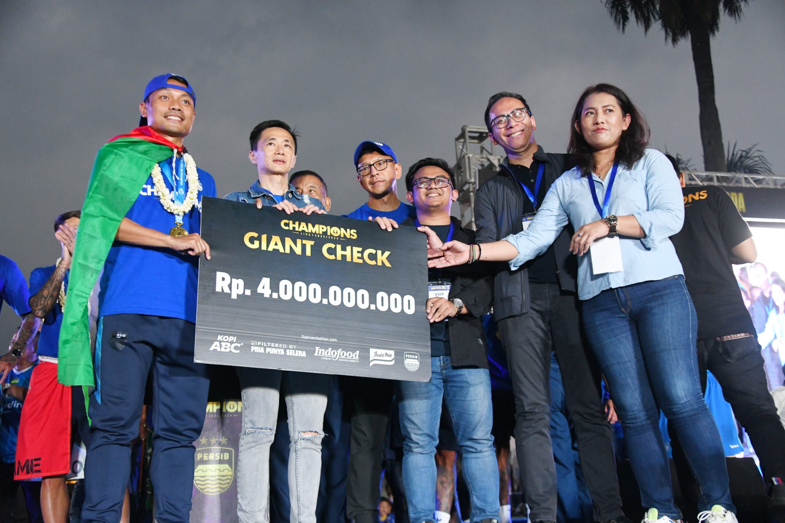 Wakili Masyarakat Jabar, Bey Machmudin Terima Tropi Juara Persib Bandung