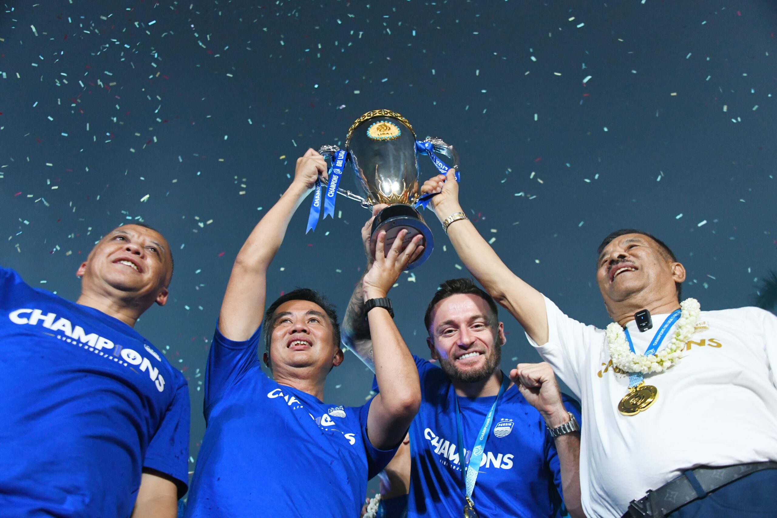 Wakili Masyarakat Jabar, Bey Machmudin Terima Tropi Juara Persib Bandung