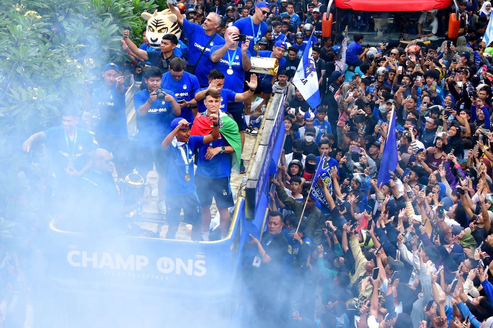 Wakili Masyarakat Jabar, Bey Machmudin Terima Tropi Juara Persib Bandung