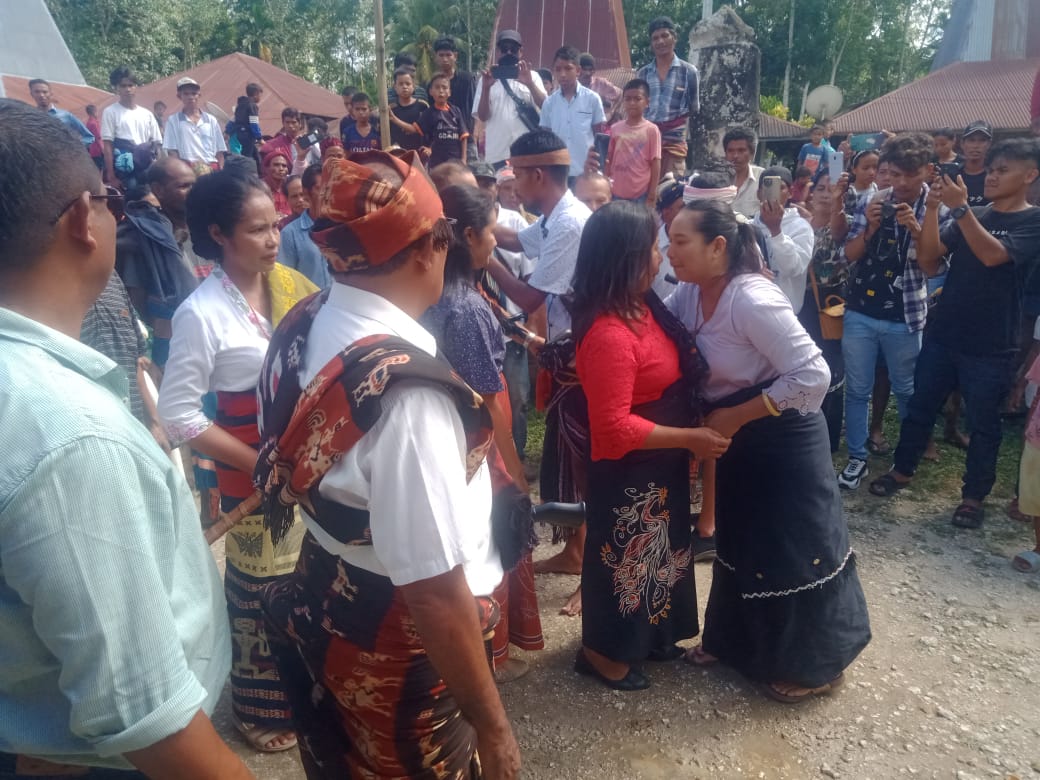 Ibu Kedda Rambu Katta Sebagai Perempuan Pertama Calon Wakil Bupati (Paket BERKAT) Tiba di Kampung Pasungan dipadati Ribuan Pendukung