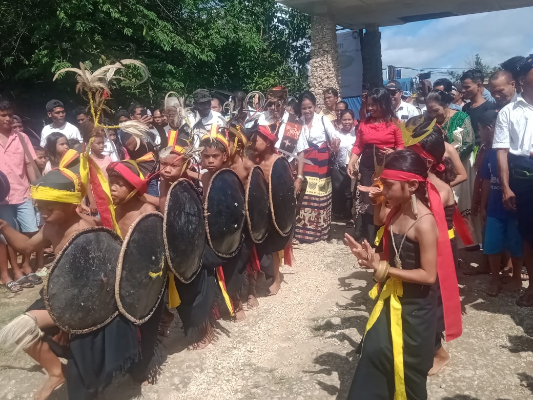 Ibu Kedda Rambu Katta Sebagai Perempuan Pertama Calon Wakil Bupati (Paket BERKAT) Tiba di Kampung Pasungan dipadati Ribuan Pendukung