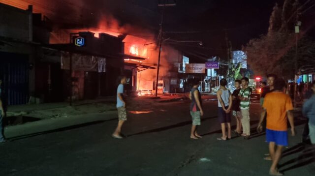 Diduga Korsleting, Toko Oli di Magetan Amblas Jadi Bancakan Jago Merah