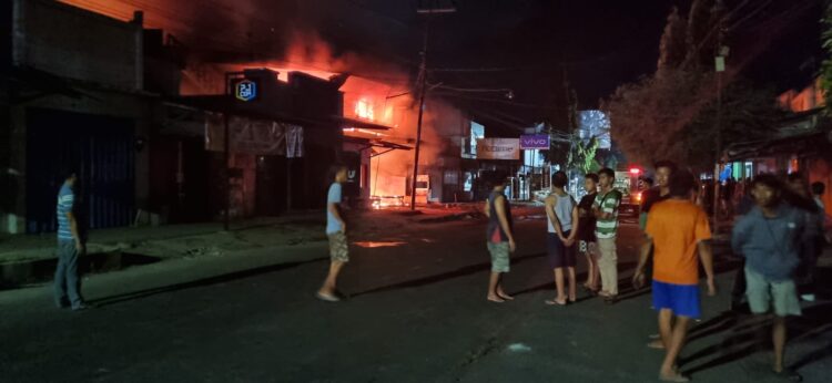 Diduga Korsleting, Toko Oli di Magetan Amblas Jadi Bancakan Jago Merah