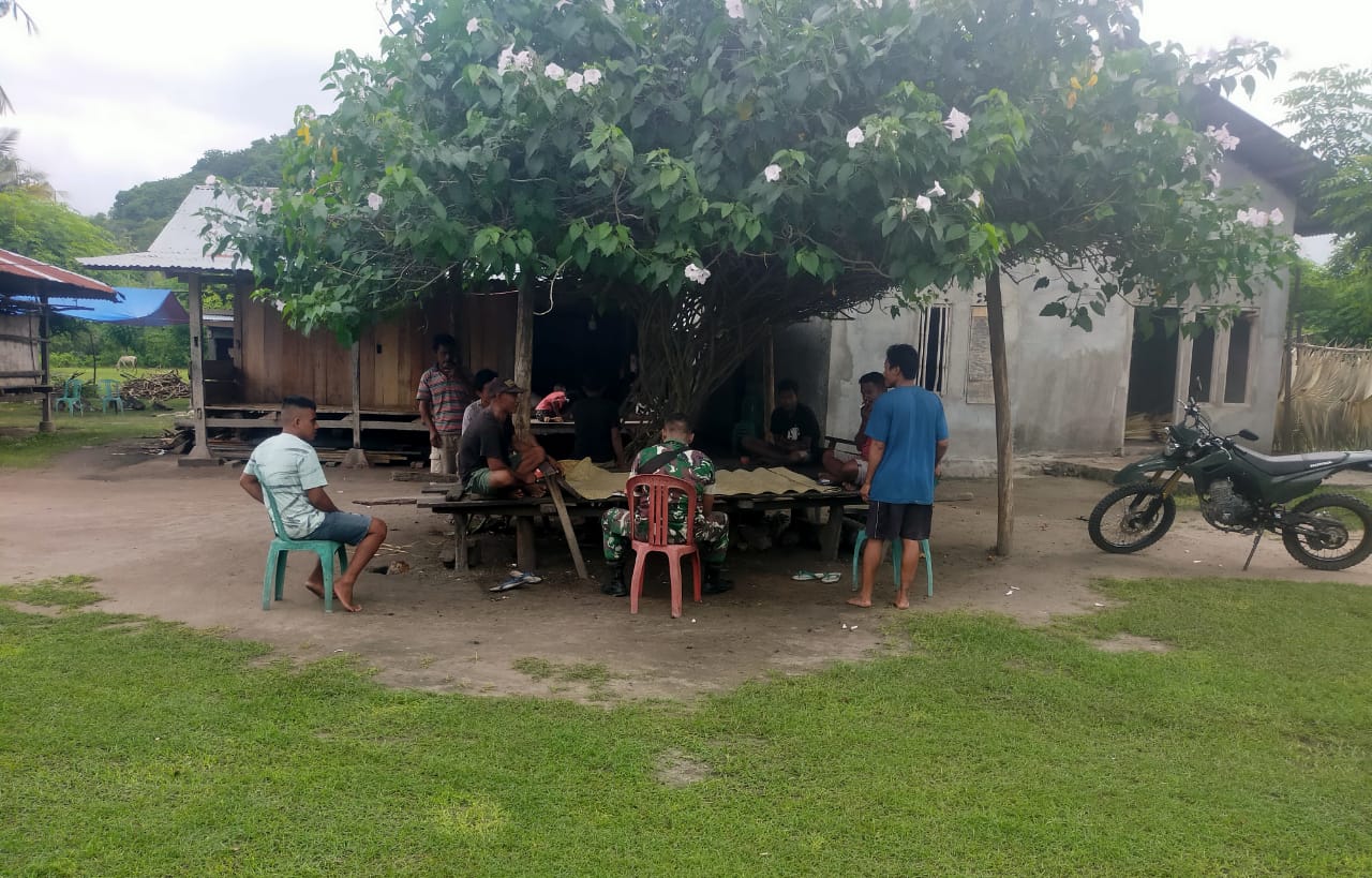 Melaui Komsos Babinsa Ajak Warga Jaga Keamanan Lingkungan