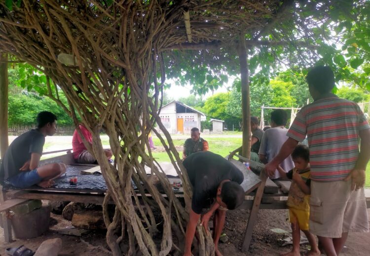 Melaui Komsos Babinsa Ajak Warga Jaga Keamanan Lingkungan