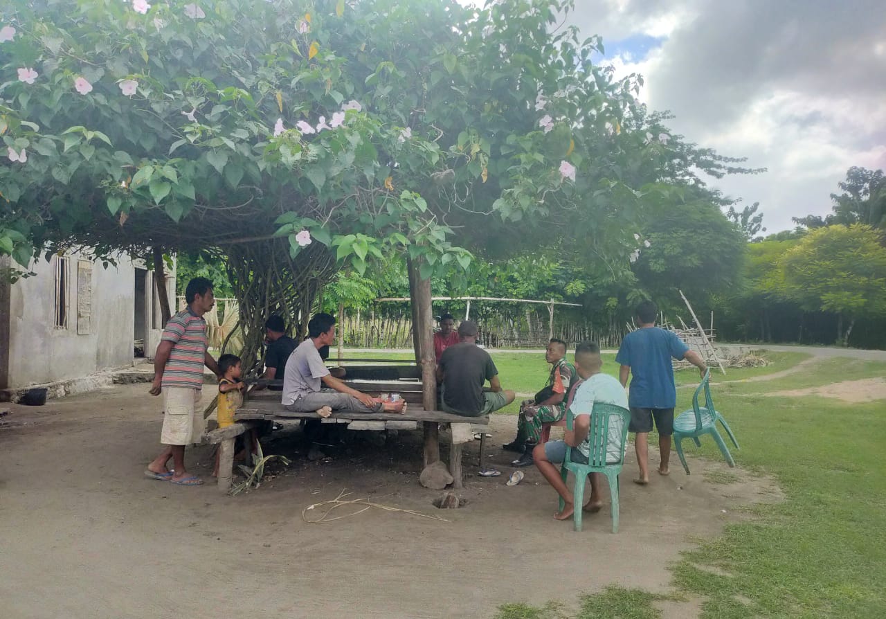 Melaui Komsos Babinsa Ajak Warga Jaga Keamanan Lingkungan