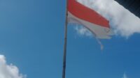 Bendera Merah Putih Sobek Tidak di Ganti Masih Berkibar di Kantor Desa Anapalu