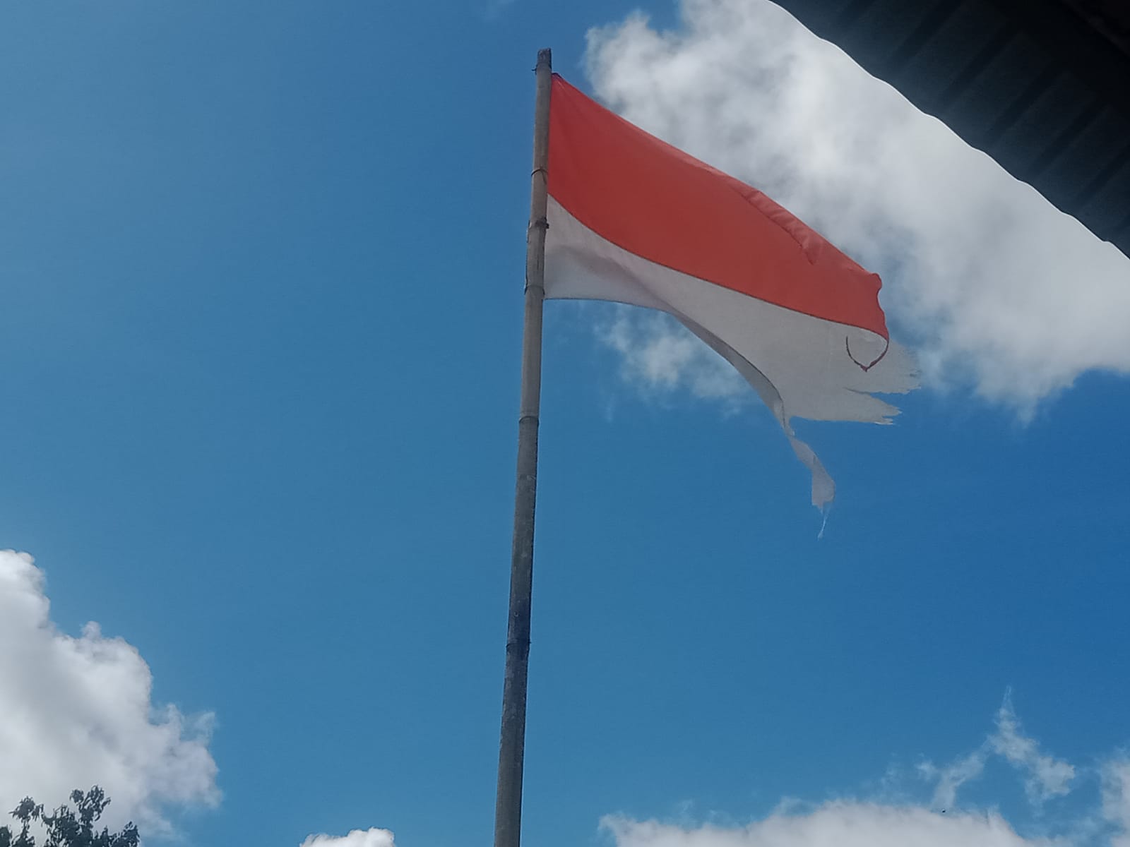 Bendera Merah Putih Sobek Tidak di Ganti Masih Berkibar di Kantor Desa Anapalu