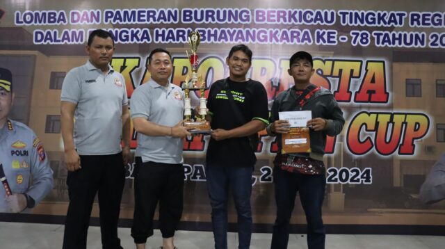 Piala Kapolres CUP Pemenang Lomba Burung Berkicau di Serahkan Oleh Kapolresta Balikpapan