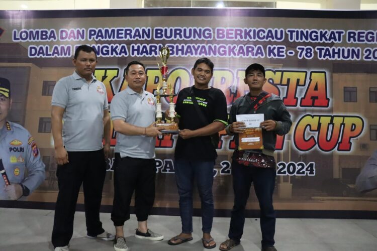 Piala Kapolres CUP Pemenang Lomba Burung Berkicau di Serahkan Oleh Kapolresta Balikpapan