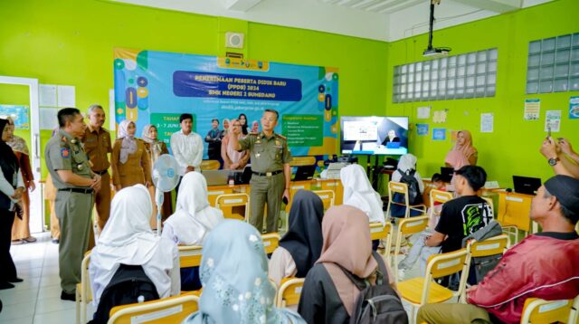 Plh. Kadisdik Jabar, M. Ade Afriandi Bersama Komisi V DPRD Jabar Meninjau Kesiapan Pelaksanaan PPDB