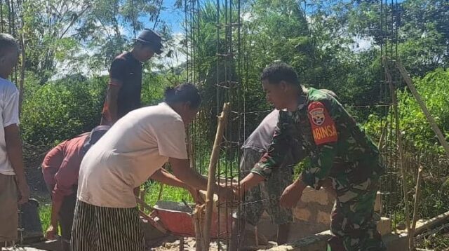 Babinsa Koramil 01/Lewa Bantu Warga Pembangunan Rumah Mesin Pompa Air Bantuan Kementan