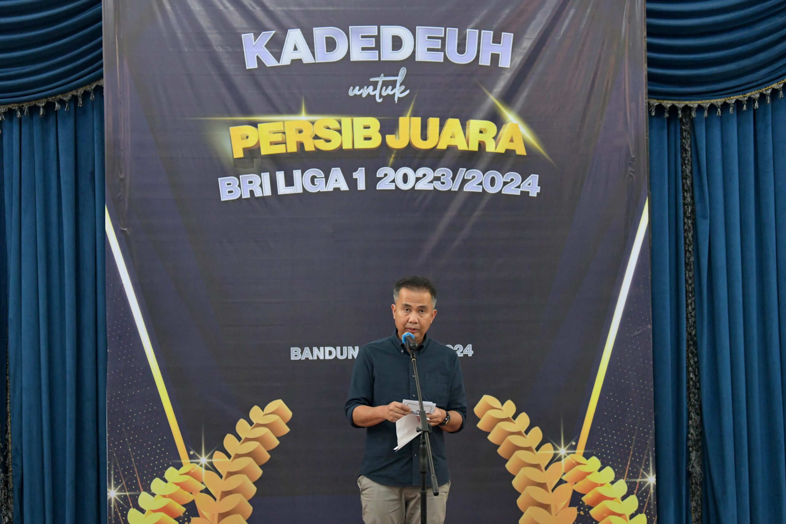 Bey Machmudin Serahkan "Kadeudeuh" Untuk Pemain Persib Bandung