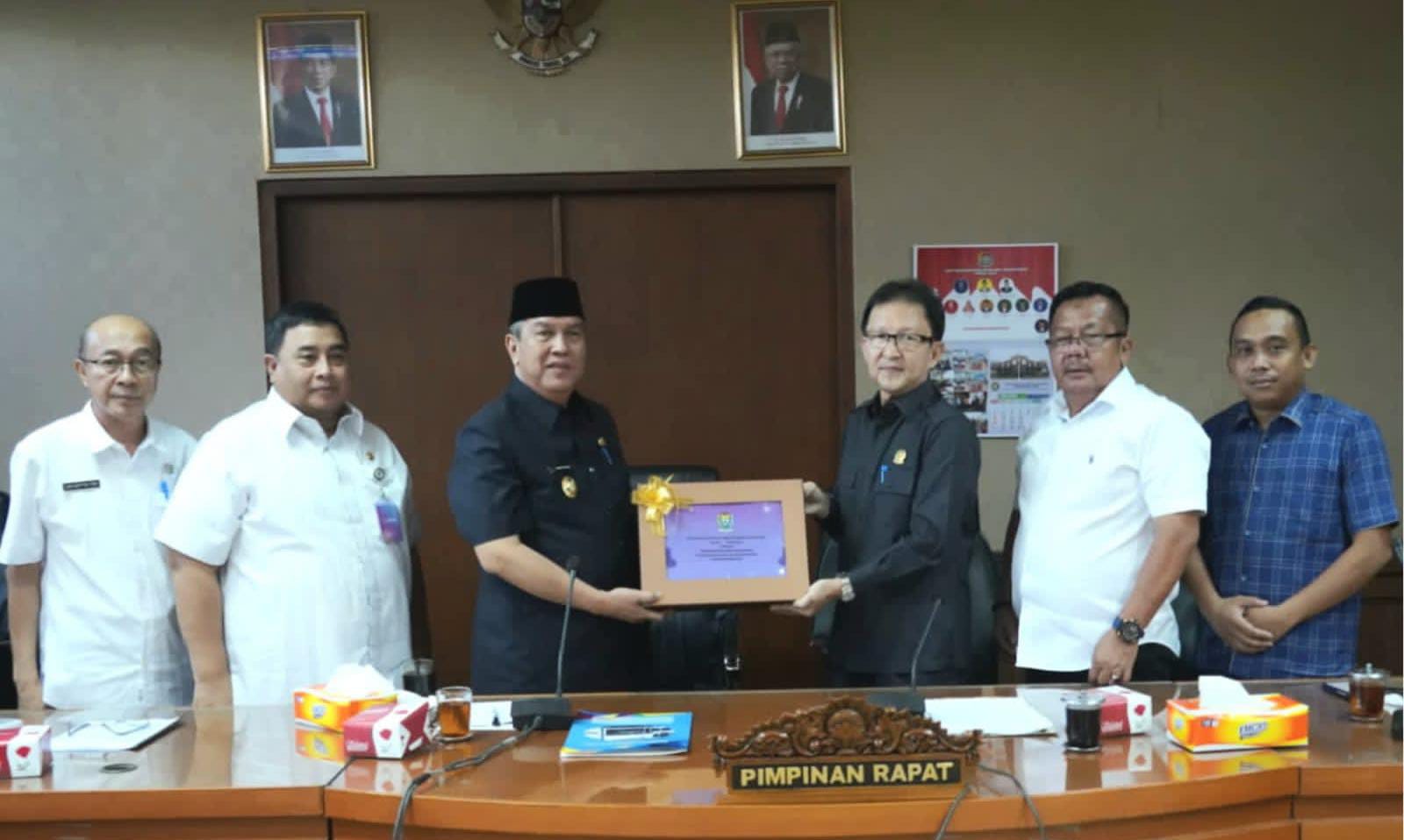 Pj Bupati Muara Enim Serahkan Raperda Pertanggungjawaban APBD TA 2023 Ke DPRD