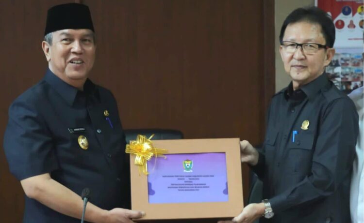 Pj Bupati Muara Enim Serahkan Raperda Pertanggungjawaban APBD TA 2023 Ke DPRD