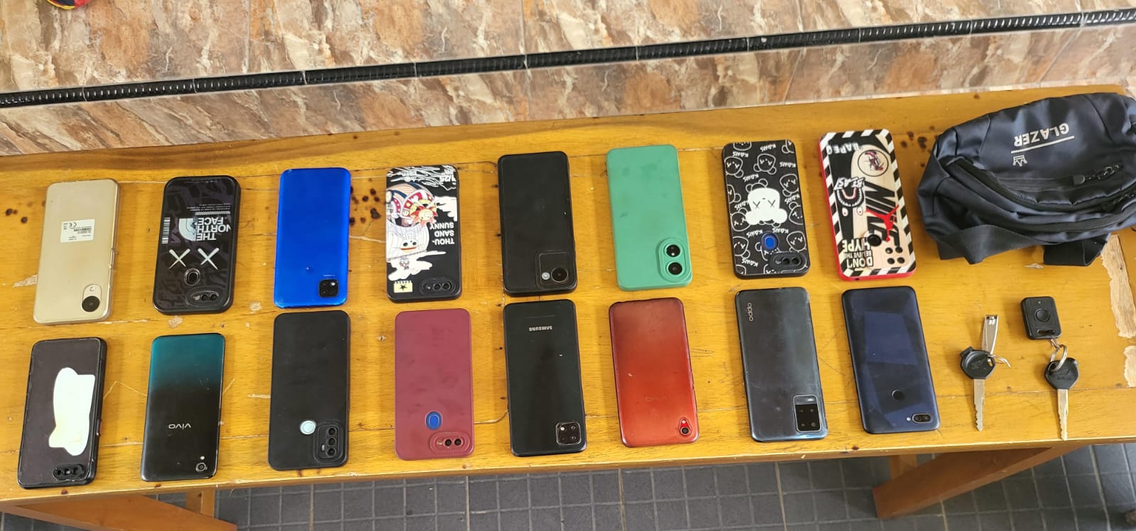 Polisi Amankan Tiga Orang Spesialis Curanik di Labuan Bajo, 16 Unit Handphone Disita