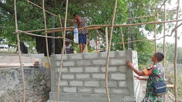 Wujudkan Ketahanan Pangan, Babinsa Koramil 02/Rindi Umalulu Dampingi Pembangunan Rumah Pompa Air