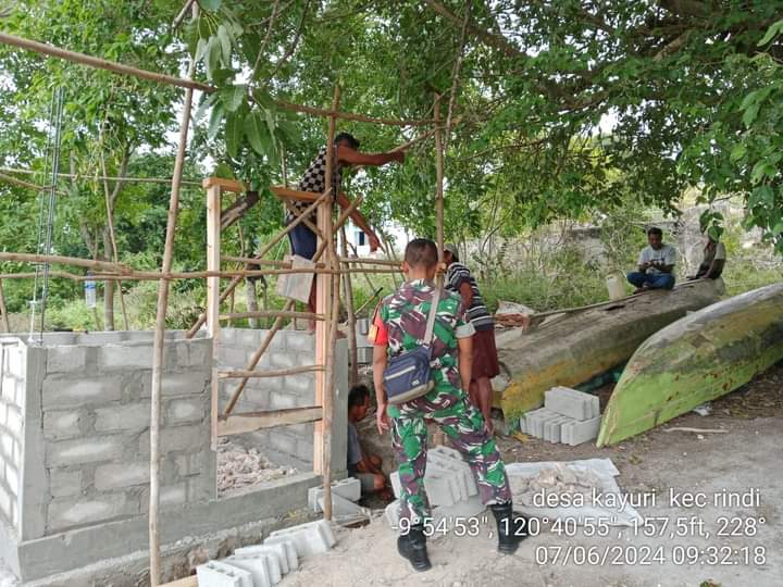 Wujudkan Ketahanan Pangan, Babinsa Koramil 02/Rindi Umalulu Dampingi Pembangunan Rumah Pompa Air