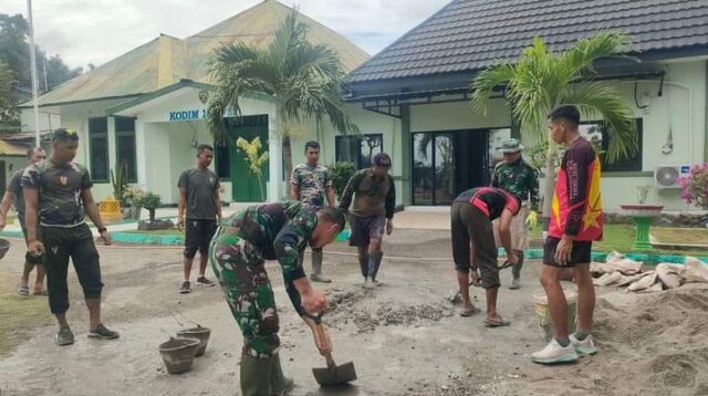 Rumah Piket Direnovasi, Anggota Kodim 1601/Sumba Timur Antusias Pengecoran Bantalan Gantung