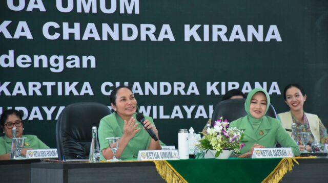 Ketua Umum Persit KCK, Ibu Uli Simanjuntak, Berikan Dukungan dan Motivasi Kepada Persit KCK Koorcab Rem 161 PD IX/Udayana
