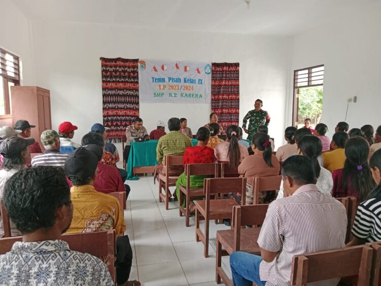 Pesan Babinsa Koramil 06/Karera Saat Hadiri Pengumuman Kelulusan SMP Negeri 2 Karera