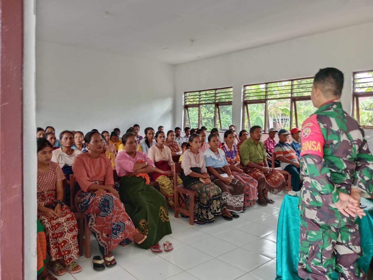 Pesan Babinsa Koramil 06/Karera Saat Hadiri Pengumuman Kelulusan SMP Negeri 2 Karera