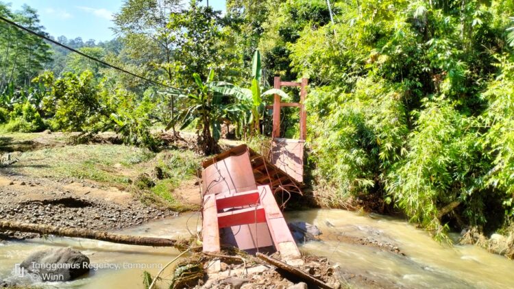 Banjir Waykalam Hayutkan Jembatan Penghubung Pedukuhan Kalam