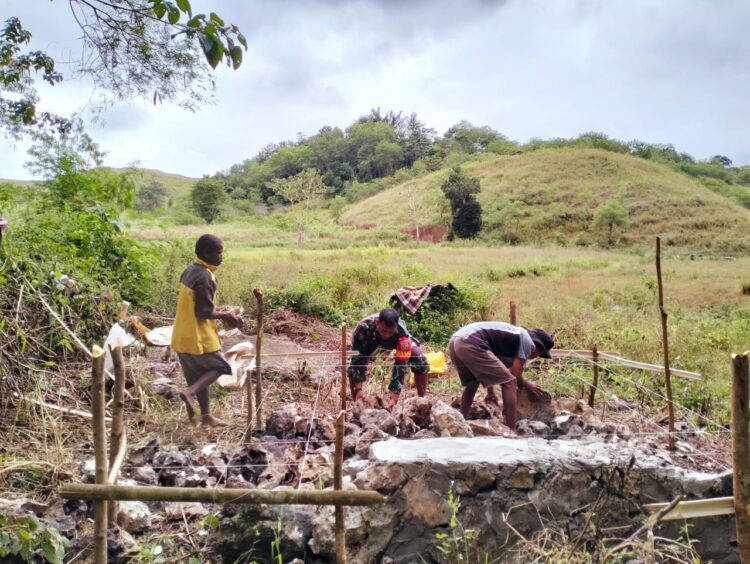 Babinsa Lewa Bantu Warga Pembangunan Rumah Mesin Pompa Air Bantuan Kementan