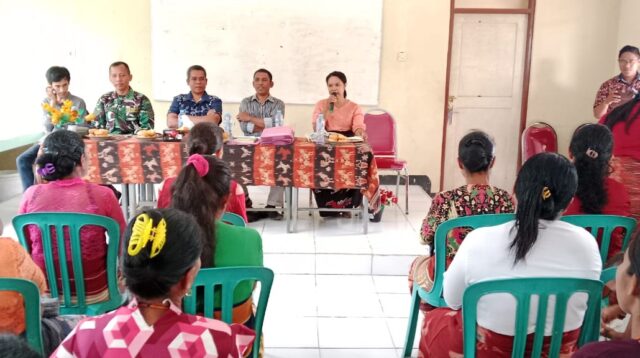 Babinsa Koramil 02/Rindi Umalulu Hadiri Pengumuman Kelulusan SMP Negeri 2 Rindi