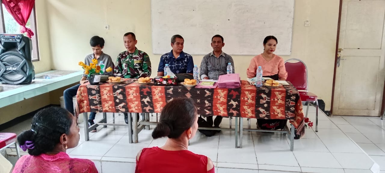 Pesan Babinsa Koramil 02/Rindi Umalulu Saat Menghadiri Pengumuman Kelulusan SMP Negeri 2 Rindi