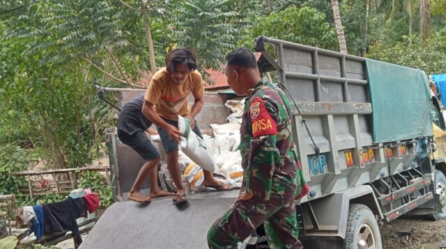 Pastikan Beras Bantuan Tepat Sasaran, Babinsa Tabundung Kawal dan Pengawasan Pendropingan