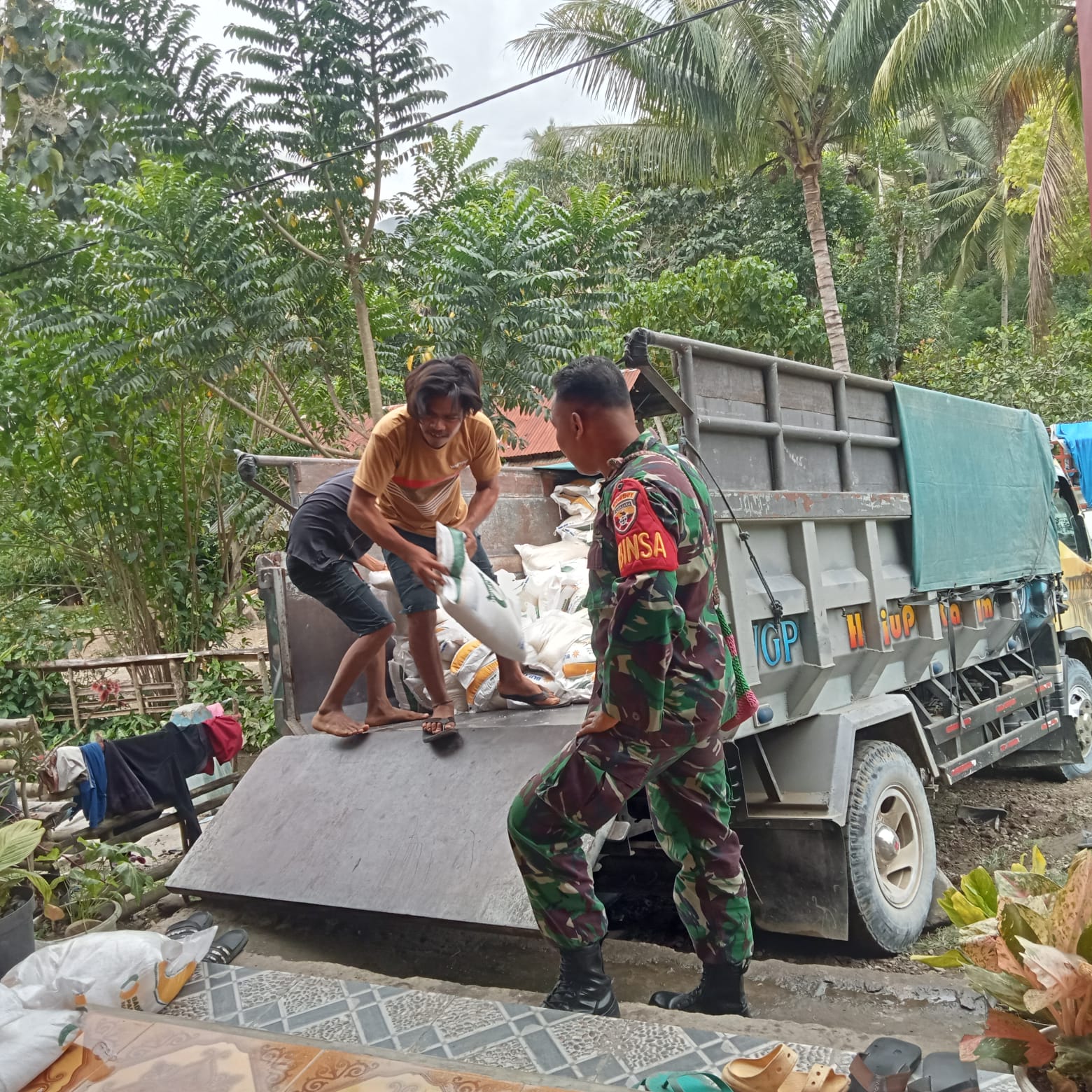 Pastikan Beras Bantuan Tepat Sasaran, Babinsa Tabundung Kawal dan Pengawasan Pendropingan