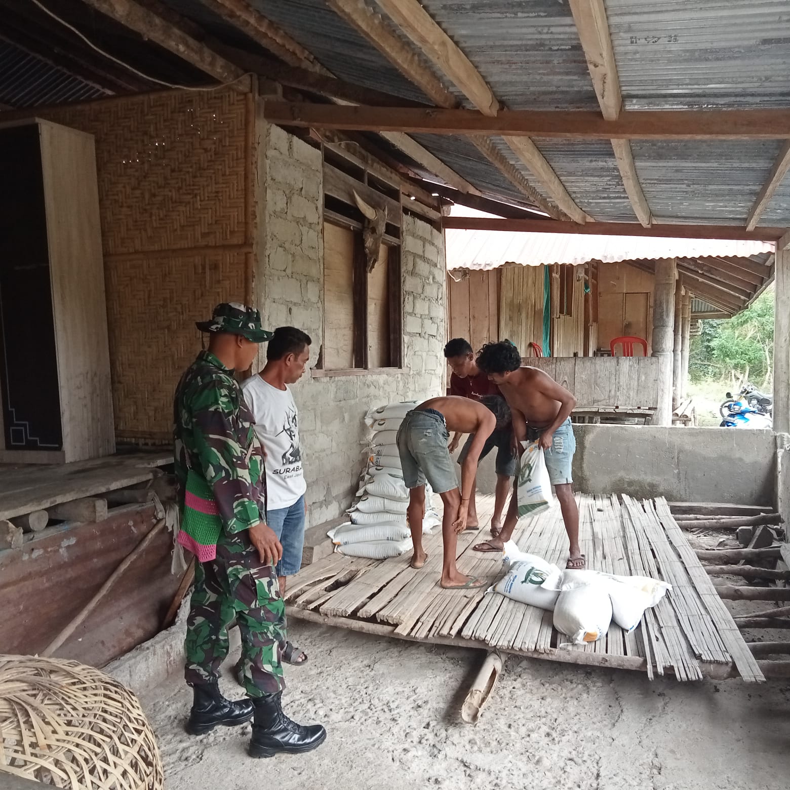 Pastikan Beras Bantuan Tepat Sasaran, Babinsa Tabundung Kawal dan Pengawasan Pendropingan