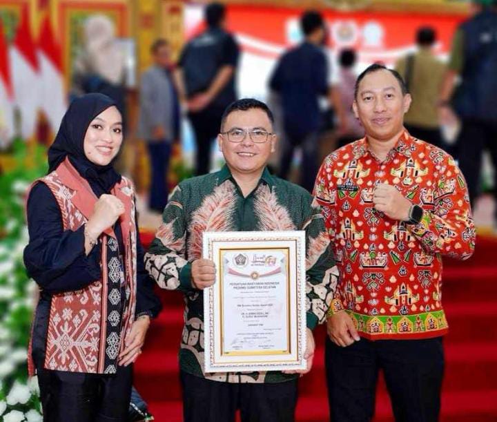 Puncak Peringatan HPN Sumsel, Pj. Bupati Muara Enim Ahmad Rizali Terima Penghargaan Sahabat PWI
