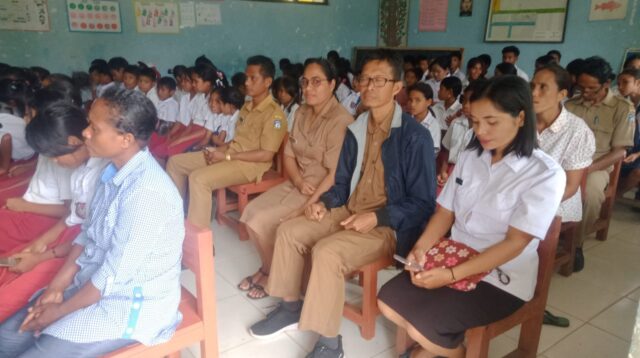 Siswa-siswi SD-SMPN Satap Waikajanga Sumbang Satu Ekor Ayam Per Siswa Untuk Persiapan Acara Penerimaan Amplop Pengumuman Kelulusan