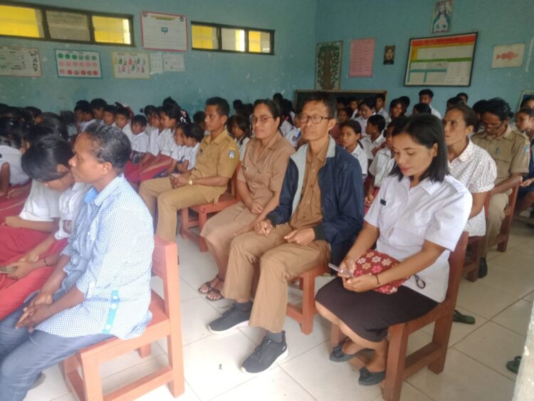 Siswa-siswi SD-SMPN Satap Waikajanga Sumbang Satu Ekor Ayam Per Siswa Untuk Persiapan Acara Penerimaan Amplop Pengumuman Kelulusan