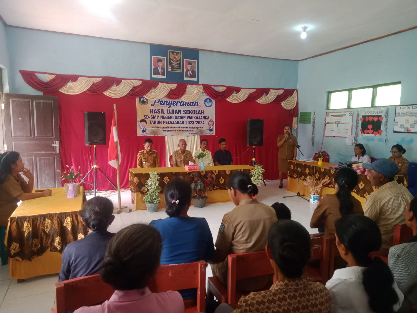 Siswa-siswi SD-SMPN Satap Waikajanga Sumbang Satu Ekor Ayam Per Siswa Untuk Persiapan Acara Penerimaan Amplop Pengumuman Kelulusan