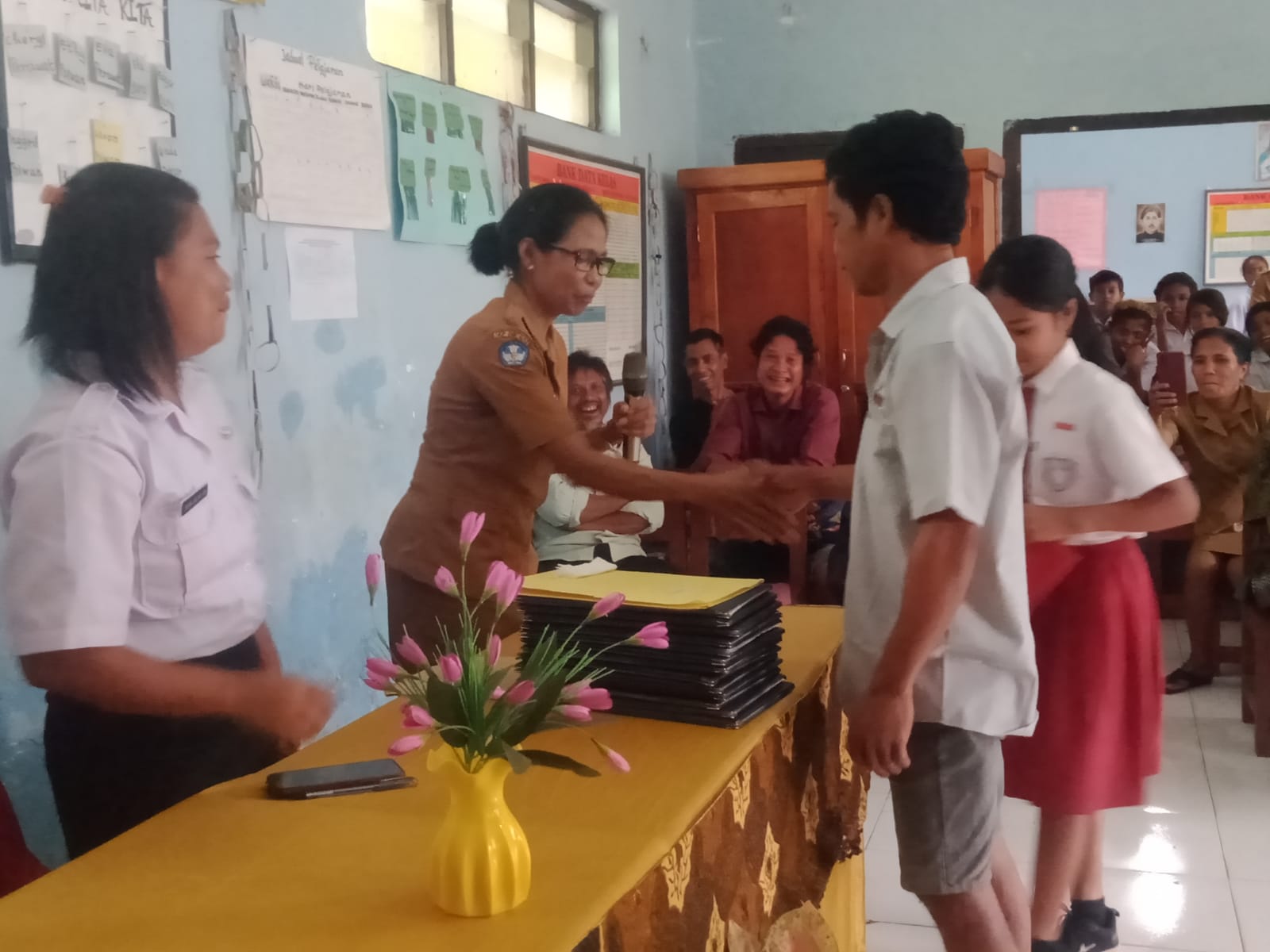 Siswa-siswi SD-SMPN Satap Waikajanga Sumbang Satu Ekor Ayam Per Siswa Untuk Persiapan Acara Penerimaan Amplop Pengumuman Kelulusan