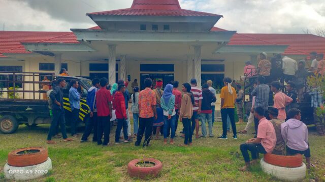 Personel Polsek Katikutana Laksanakan Pengamanan Aksi Demontrasi Damai di Kantor Bupati dan Kantor Inspektorat Kab.Sumba Tengah